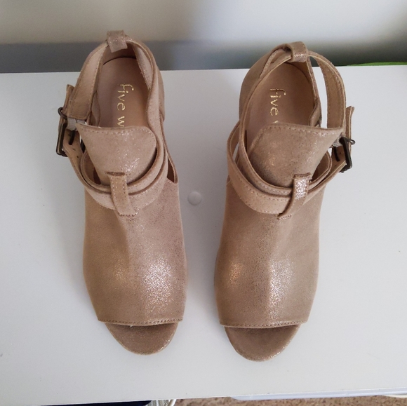 FINAL SALE 🆕🌿SUNDANCE GOLD LEATHER SANDALS🌿 - Picture 5 of 7